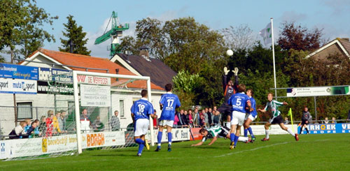 Doelman Jaap de Feijter plukt de bal (Foto Helmich Lubberts)